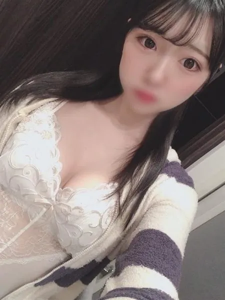 もえか【黒髪清楚の彼女が巨乳】 - 写真1枚目